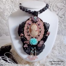 Plastron Marquise brodé perles nacrées, cabochon résine, rondes obsidienne pierre de gemme, dentelle et rocailles verres